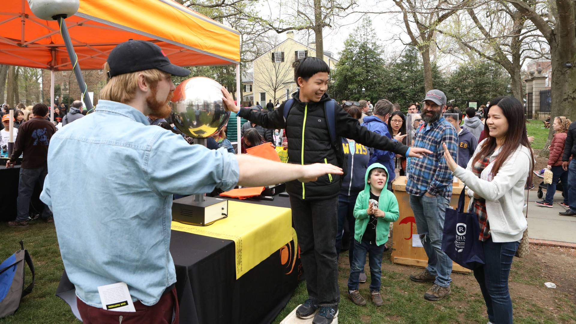Brian Kraus demonstrates static electricity as&nbsp;Tim Liu gives his mother Winni Chung a shock