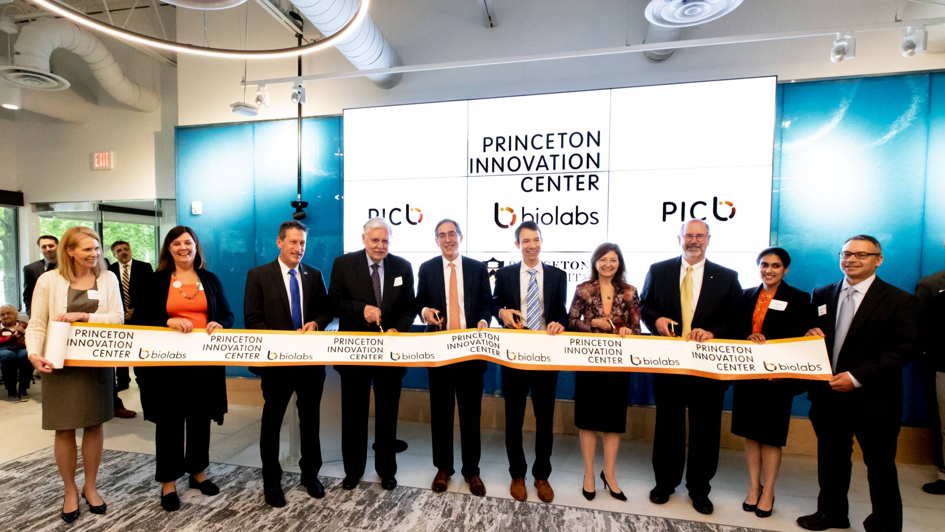 President Eisgruber leads ribbon cutting at BioLabs opening ceremony