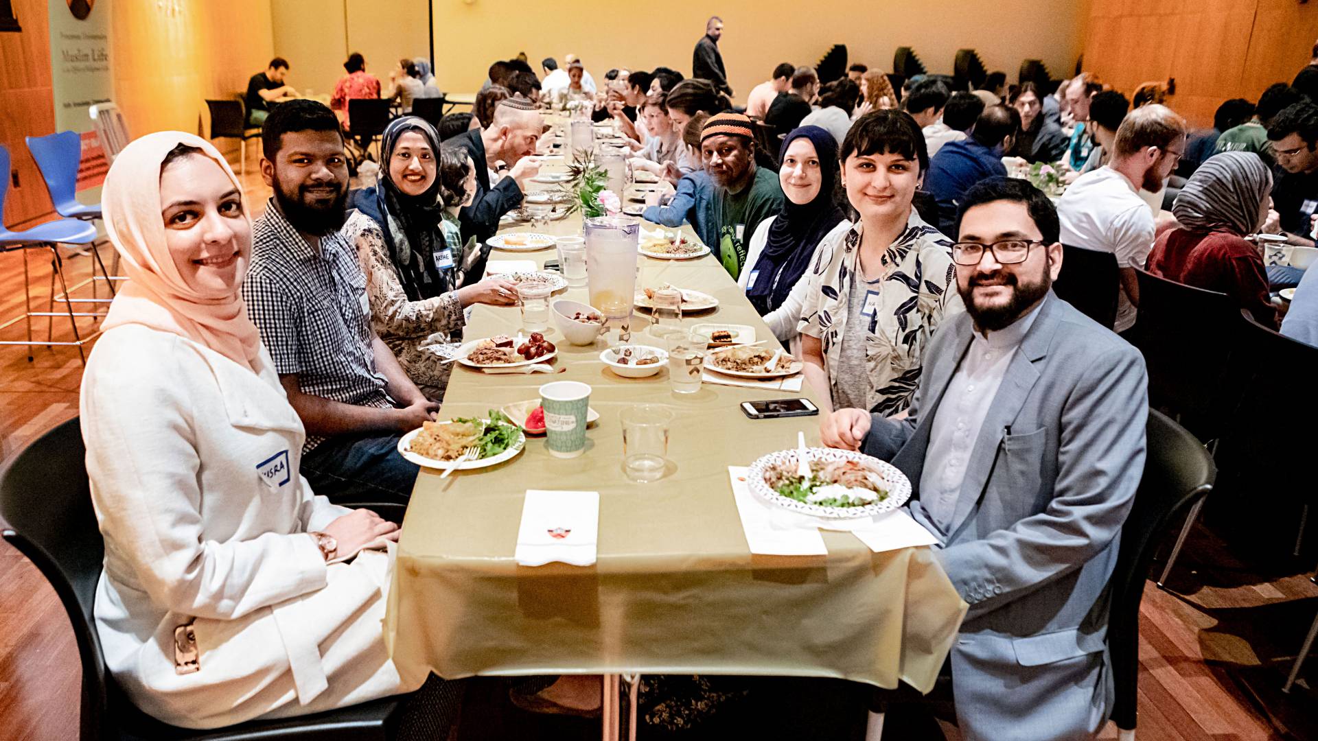 Princeton undergraduates, graduate students, staff, faculty and community members sitting at dinner tables