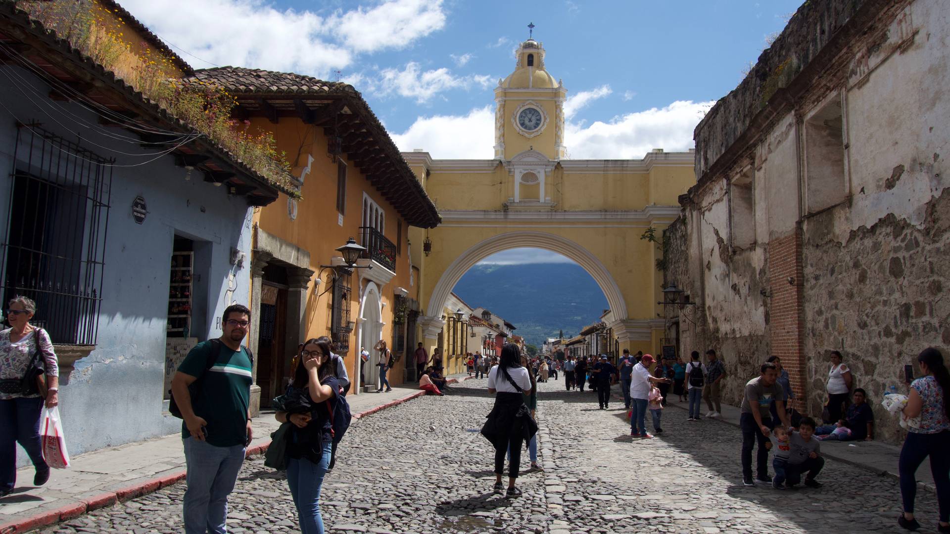 Students in front of the Santa Catalina Arch