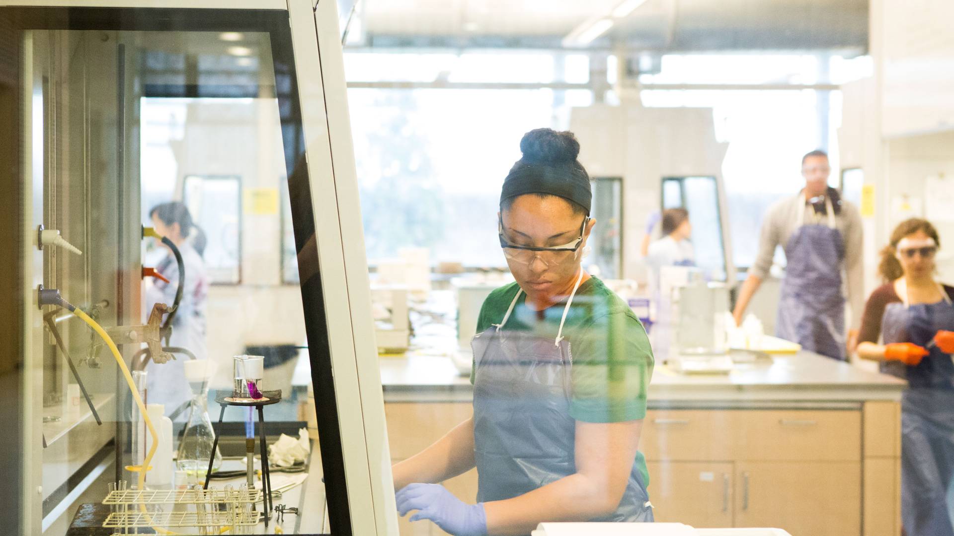Scientist performing a chemistry expariment.
