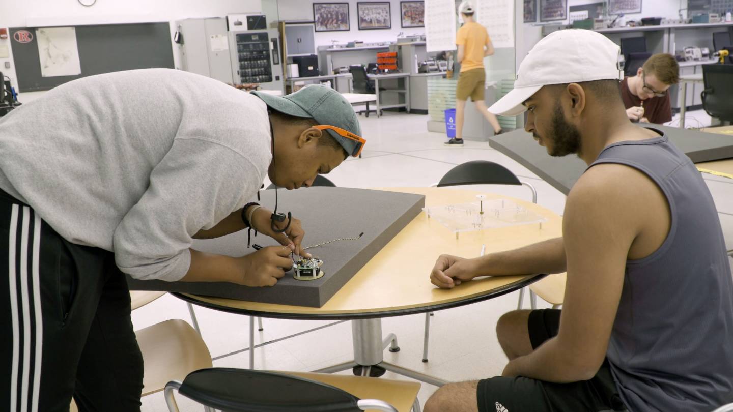 FSI students working in engineering lab