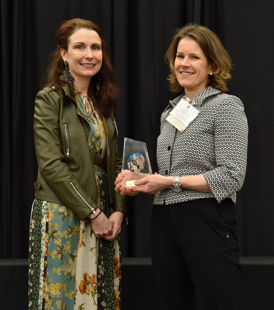 Femke de Ruyter receives award from Maureen Connolly