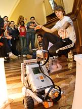 The seminar watches a robot analyze light sources