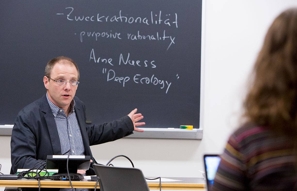 Göran Blix, associate professor of French and Italian in classroom