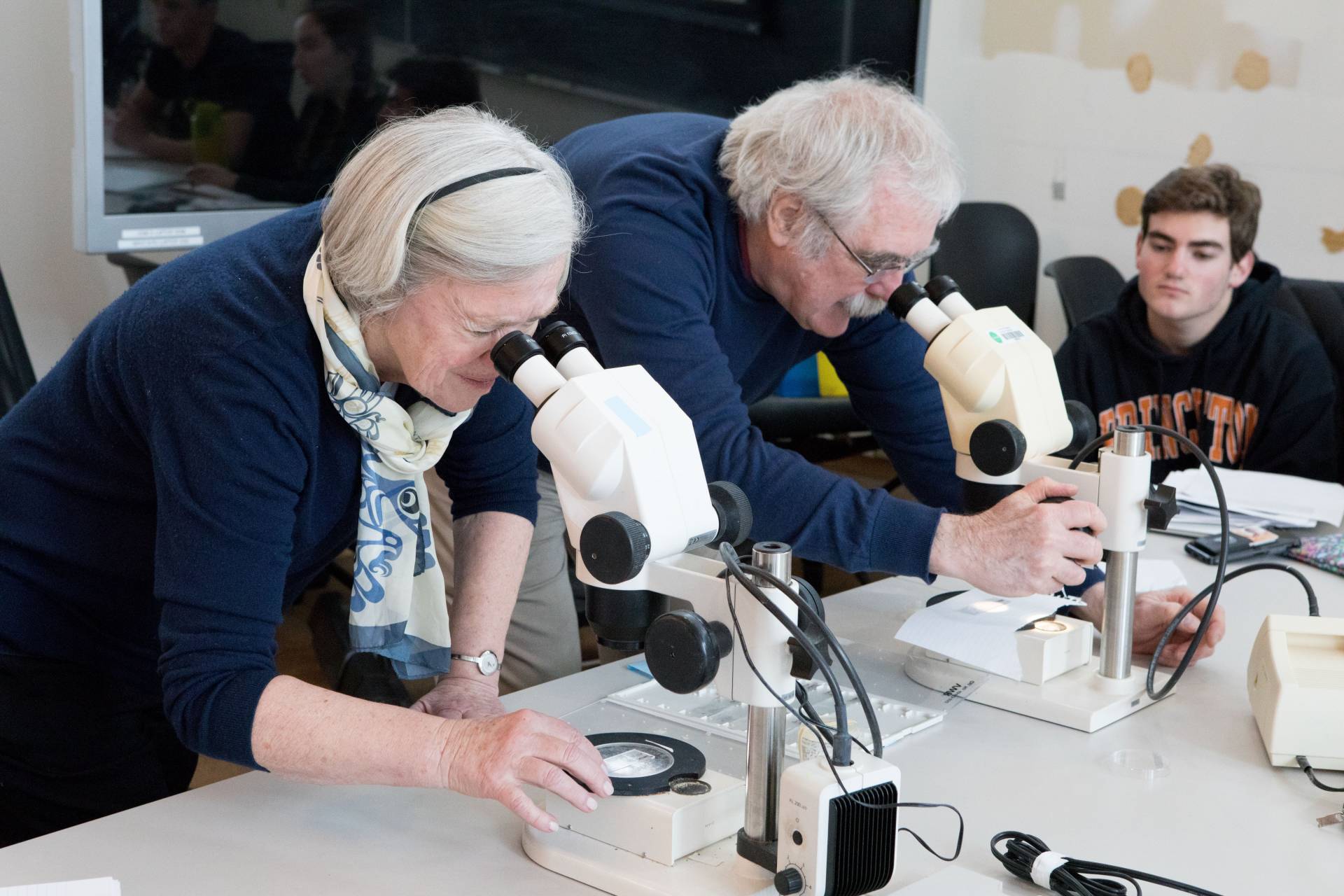 Shirley M. Tilghman and Eric Wieschaus at microscopes