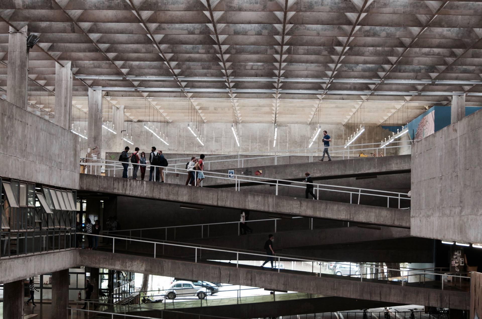 Students walking on ramp in São Paulo