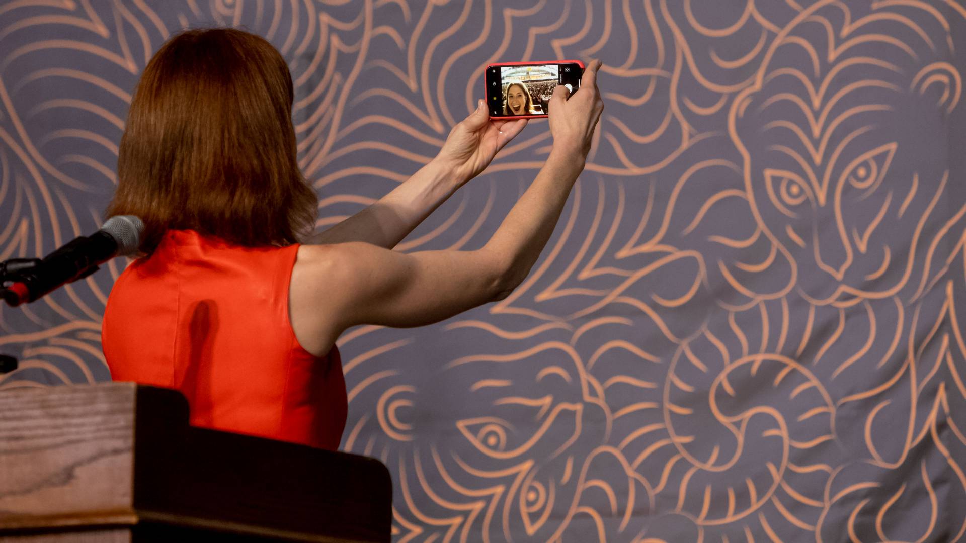 Ellie Kemper taking a selfie