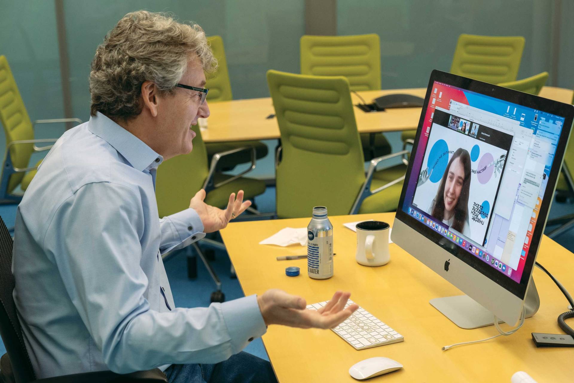 David MacMillan on a zoom meeting with Ukrainian students