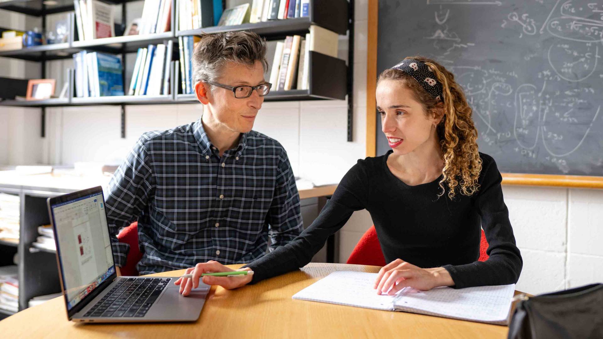 Amelie talking to her adviser