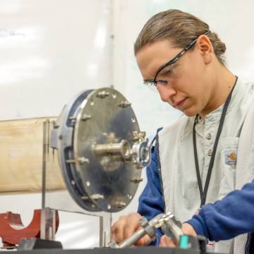 an apprentice works at PPPL