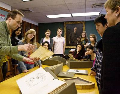 Shröder displays letter from Hans Christian Anderson
