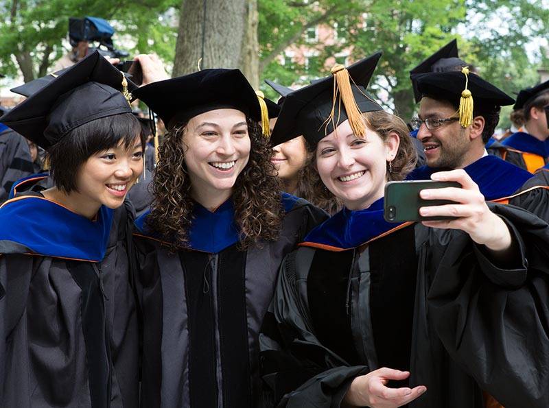 Commencement 2016 graduate students selfie